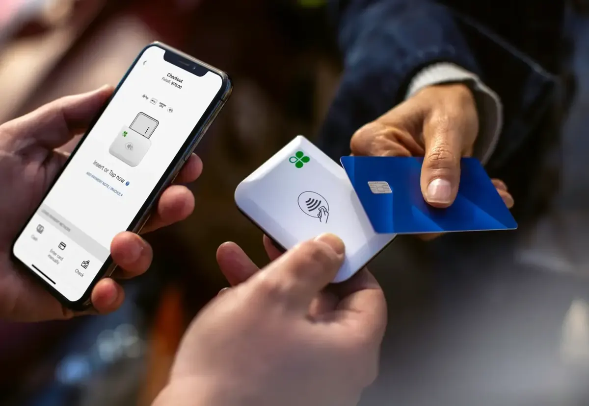 Client paying with a card on a portable reader paired with a smartphone
